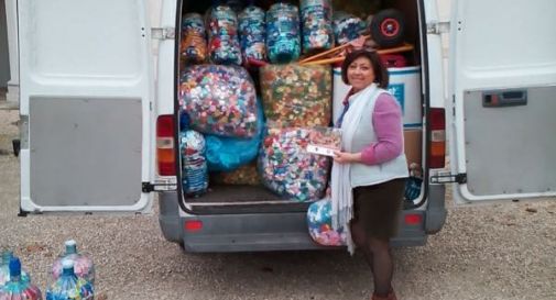 giuliana-tochet-furgone-carico-di-tappi