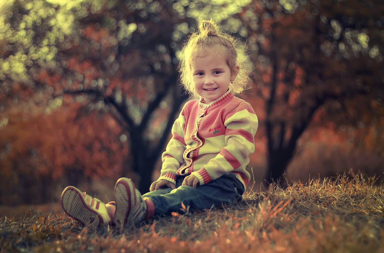 bambina-sorridente-erba